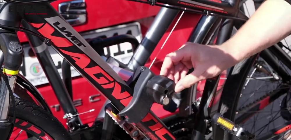 Présentation de la fixation des cadres sur le porte-vélo Eufab Premium 2