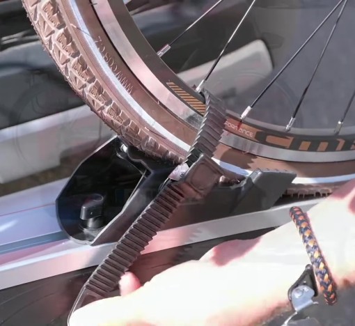 Présentation de la fixation des roues sur le porte-vélo Eufab Premium 2