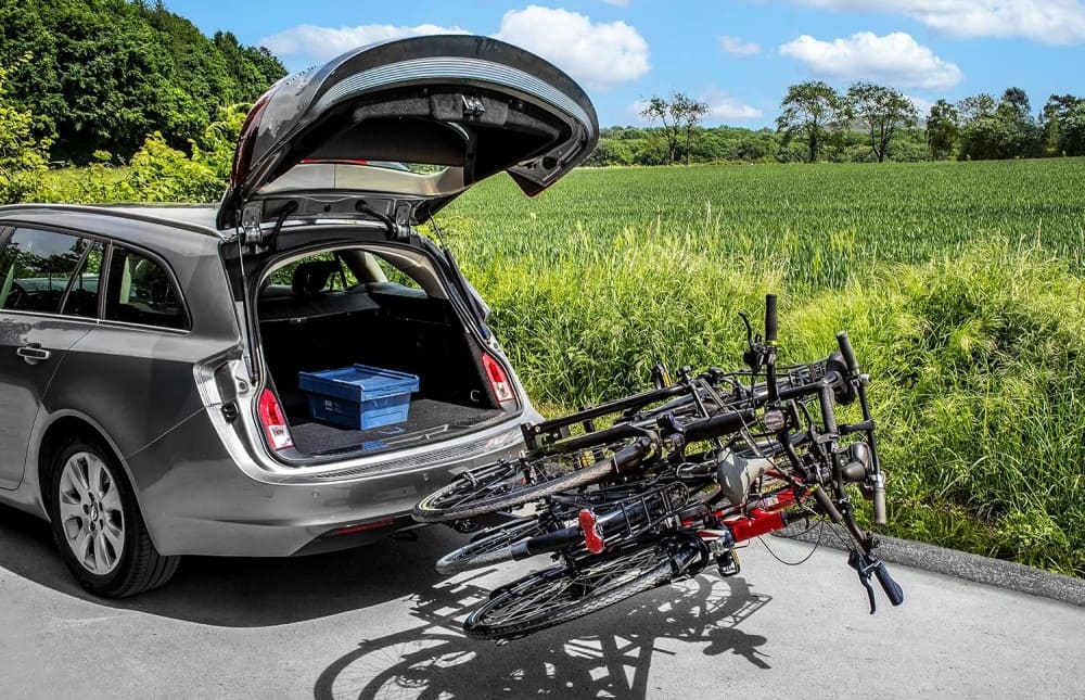 Présentation de la fonction basculement du porte-vélos sur attelage Eufab Amber 3 vélos