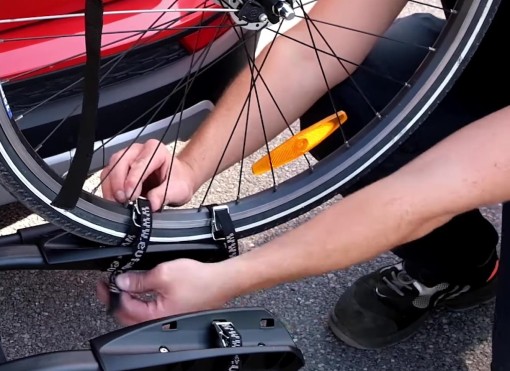 Présentation en détail du serrage des roues sur le porte-vélo attelage Eufab Amber 3