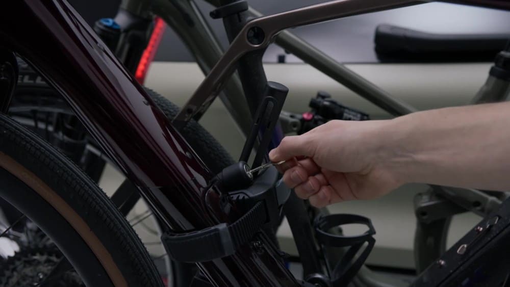 Vue en détail de l'antivol servant à sécuriser les cadres des vélos sur le Thule VeloLite 3