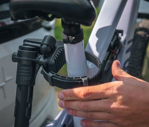 Vue en détail de la fixation d'un cadre sur le Thule VeloLite 3 vélos