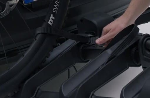 Présentation de la fixation des cadres avec les bras de maintien sur l'Eufab Amber 3