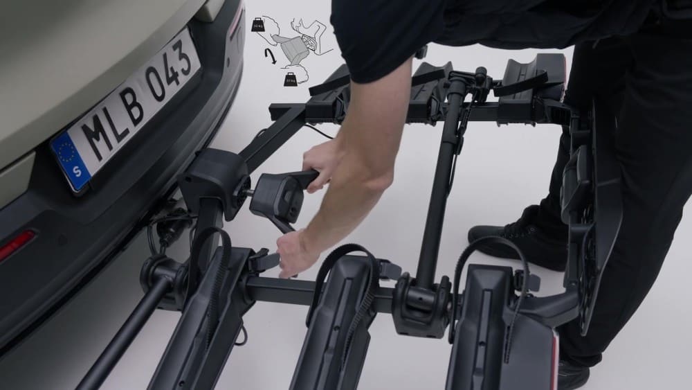 Vue en détail de la fixation du porte-vélo Thule VeloLite 3 vélos sur l'attelage du véhicule