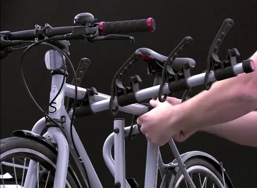 Vue en détail du chargement d'un vélo sur le Thule HangOn 4