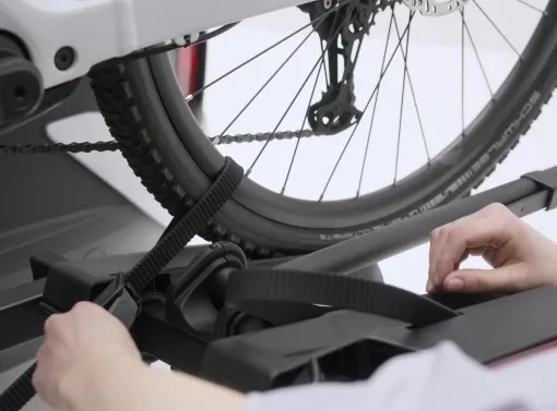 Vue en détail des sangles de roue du Thule OutPace 2